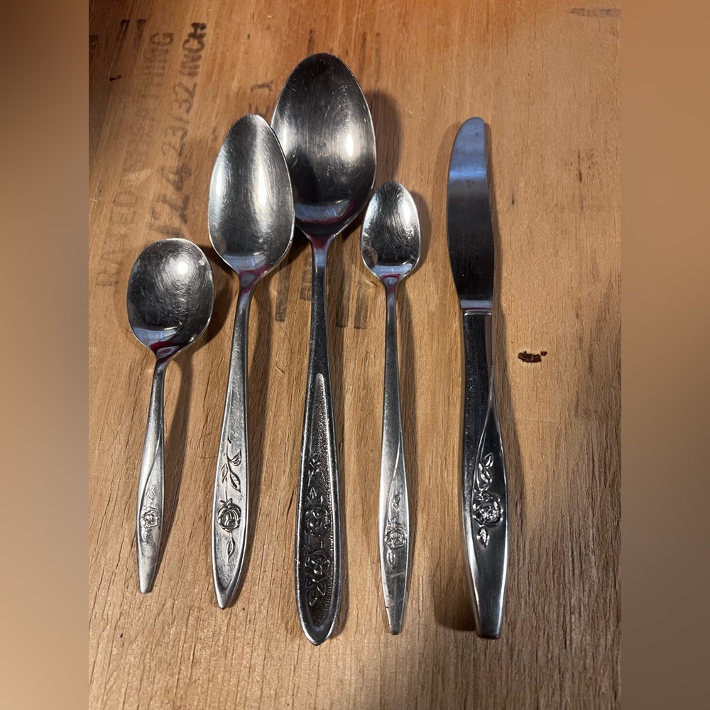 Vintage Oneida Oneidacraft Deluxe Stainless Floral Flatware – 5 Piece Set